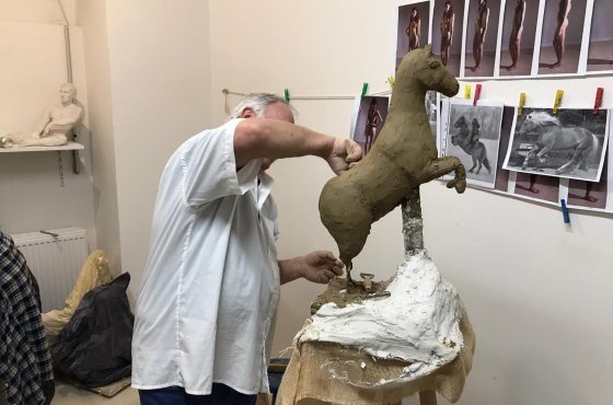 Student při modelaci koně