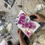 Alcohol ink - studentka při práci