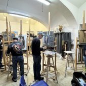 Akt olejem v ateliéru
