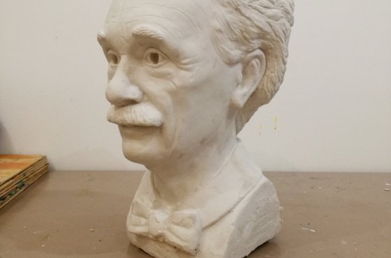 Busta Einstein, práce studenta
