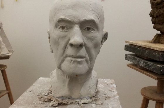 Sochařský portrét, práce studenta