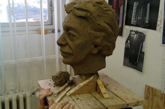 Modelování lidské hlavy ze sochařské hlíny, kurz sochařství výtvarný ateliér Montmartre