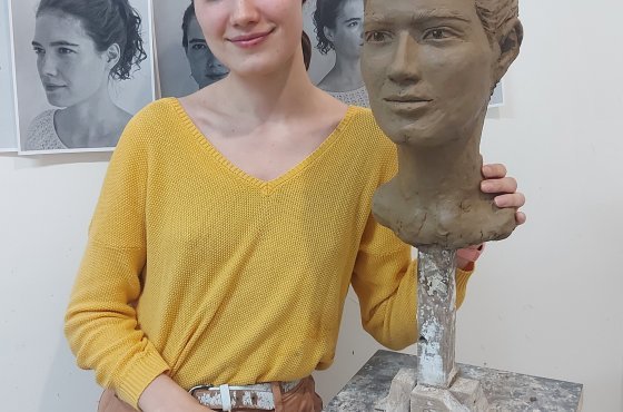 Studentka a její socha