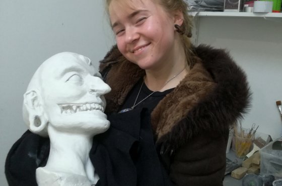 Spokojená studentka sochařství