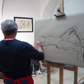 Student při kresbě figury